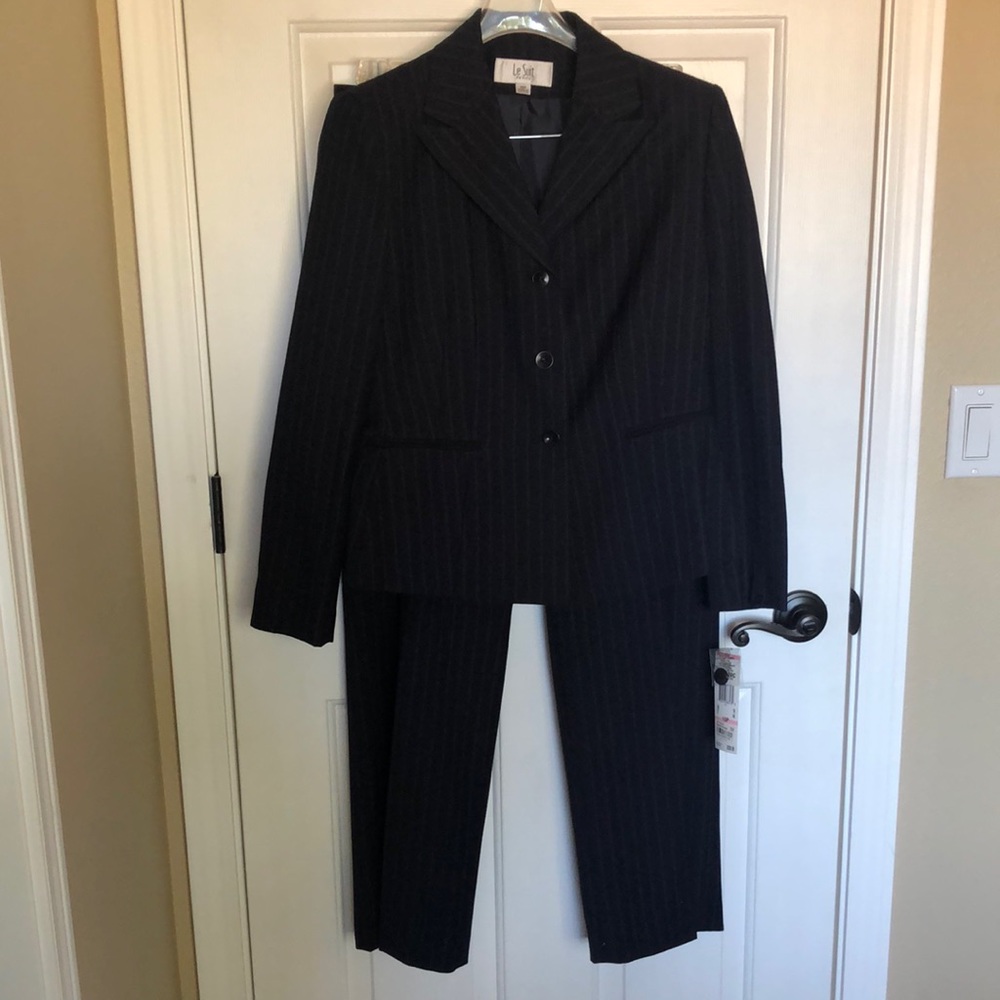 NWT Le Suit Women’s pinstripe business suit